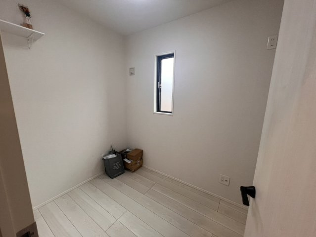 狭山市柏原 中古戸建｜駐車3台可・対面式キッチン、白を基調とした美しい室内、開放感あるLDKの邸宅の収納