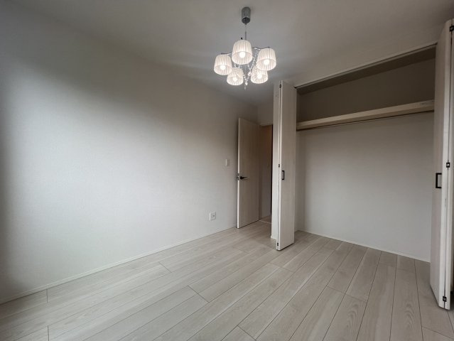 狭山市柏原 中古戸建｜駐車3台可・対面式キッチン、白を基調とした美しい室内、開放感あるLDKの邸宅の洋室