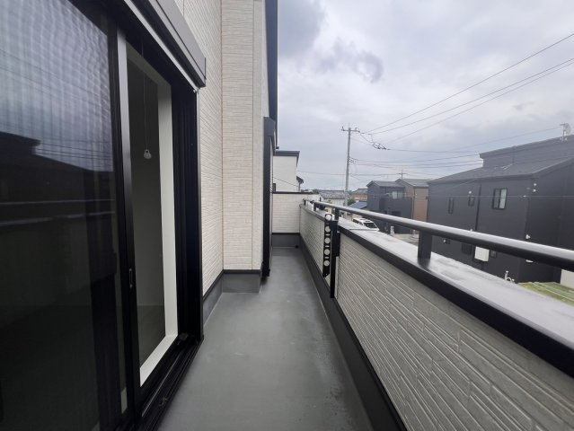 狭山市柏原 中古戸建｜駐車3台可・対面式キッチン、白を基調とした美しい室内、開放感あるLDKの邸宅のバルコニー