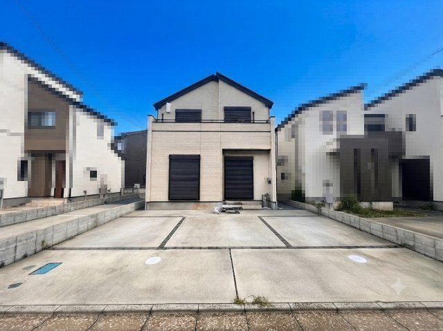 狭山市柏原 中古戸建｜駐車3台可・対面式キッチン、白を基調とした美しい室内、開放感あるLDKの邸宅
