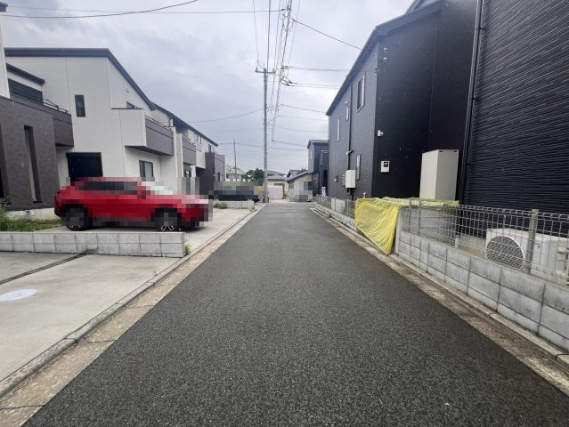 狭山市柏原 中古戸建｜駐車3台可・対面式キッチン、白を基調とした美しい室内、開放感あるLDKの邸宅の前面道路含む現地写真