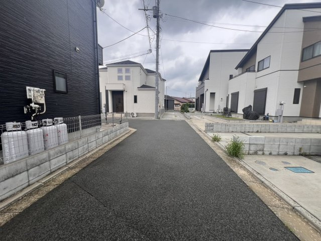 狭山市柏原 中古戸建｜駐車3台可・対面式キッチン、白を基調とした美しい室内、開放感あるLDKの邸宅の前面道路含む現地写真