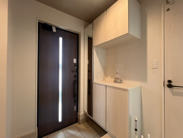 狭山市柏原 中古戸建｜駐車3台可・対面式キッチン、白を基調とした美しい室内、開放感あるLDKの邸宅の玄関