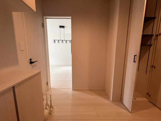 狭山市柏原 中古戸建｜駐車3台可・対面式キッチン、白を基調とした美しい室内、開放感あるLDKの邸宅の玄関