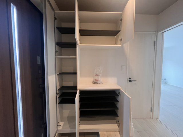 狭山市柏原 中古戸建｜駐車3台可・対面式キッチン、白を基調とした美しい室内、開放感あるLDKの邸宅の玄関
