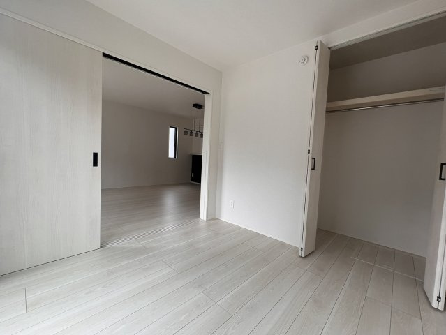 狭山市柏原 中古戸建｜駐車3台可・対面式キッチン、白を基調とした美しい室内、開放感あるLDKの邸宅の洋室