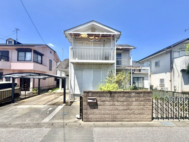 【中古戸建】熊谷市上須戸の外観|■外観｜昼は青空に、夕暮れ時はやわらかな光に映える美しい外壁です。スタイリッシュな外観が住まいの存在感を引き立てます♪