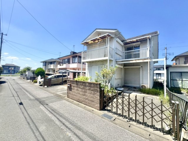 【中古戸建】熊谷市上須戸の外観|■外観｜周囲の見渡しが良く、車の出入りの際も安全確認がしやすいため、小さなお子様がいるご家庭でも安心です♪