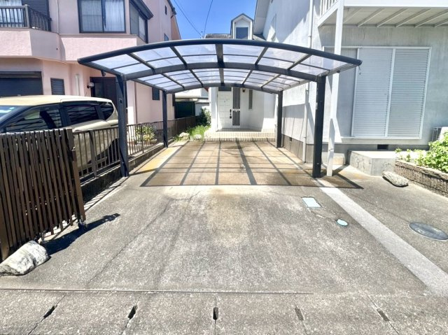 【中古戸建】熊谷市上須戸の駐車場|■外観｜雨や雹、鳥の糞などから大切な愛車を守ることが出来る嬉しいカーポート付き♪