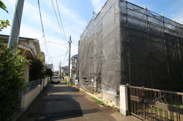 国分寺市並木町一丁目の外観|大型パントリー搭載。かさばる物も楽に収納できるのでキッチン周りを常にスッキリ保てます。