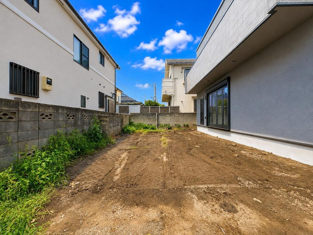 国分寺市並木町一丁目の外観|建物南側にゆとりあるスペースを確保。
陽光がたっぷりと差し込む、日当たりの良さが魅力の住まいです。

