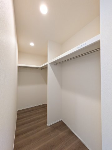 リーブルガーデン知多市日長台第3の収納|2階洋室にあるゆとりのウォークインクローゼットはたっぷり収納できる広々空間！ハンガーパイプや枕棚で空間を立体的に使います。衣類や小物もすっきり整理整頓。
