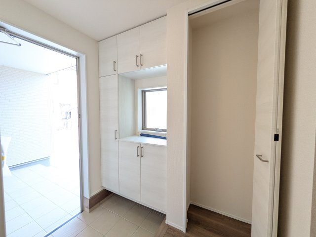 リーブルガーデン知多市日長台第3の玄関|玄関のシューズボックス。外出時、帰宅時に便利なクローゼットがあり、日々の身支度もスムーズに。