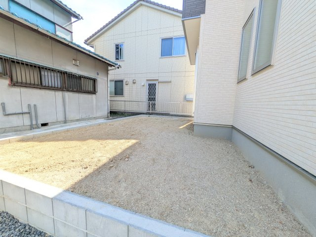 リーブルガーデン知多市日長台第3の庭|リビングから出入りできるお庭はガーデニングやお子様のプールなど多目的に使える広さ！！家族のコミュニケーションの場が広がり、楽しい思い出も増えそうです♪