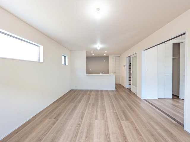 リーブルガーデン知多市日長台第3の居間・リビング|明るく開放感あふれる15.7帖LDK。大きな窓からの自然光が明るく心地よい空間を作り出します。シンプルな内装は家具やインテリアとの相性も良く、家族団らんや友人との集まりに最適な場所です♪