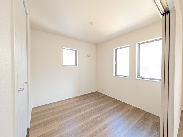 リーブルガーデン知多市日長台第3の洋室|リビングと繋がる4.5帖洋室は客間、お子様の遊ぶスペースとしても便利な空間！クローゼット収納があるのも嬉しい！