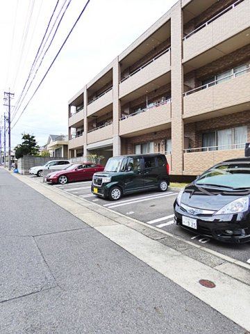 ブライディア上社の駐車場