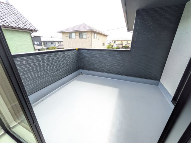 ひたちなか市東大島　1期　新築戸建てのバルコニー|洗濯物も布団もまとめて干せるワイド設計。
広々としたワイドバルコニーで、家事の効率が上がり、日々の暮らしが快適になります。