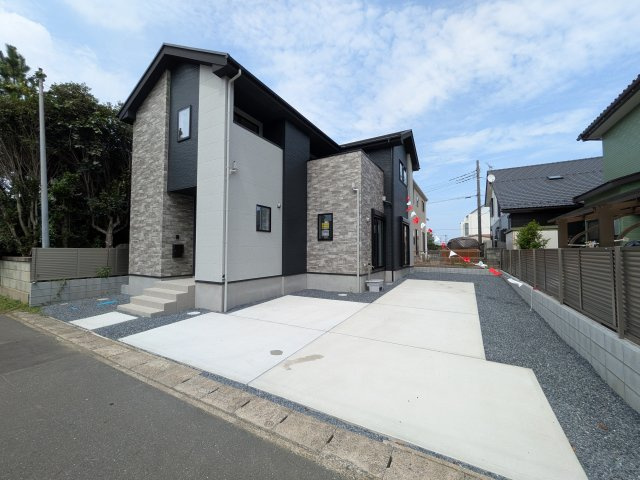 ひたちなか市東大島　1期　新築戸建ての前面道路含む現地写真|現地完成済で建物や駐車場、お庭も全てご覧いただけます。
陽当たりや敷地の広さをご確認できます！
本日のご見学も可能です♪
お気軽にお電話またはお問い合わせください。