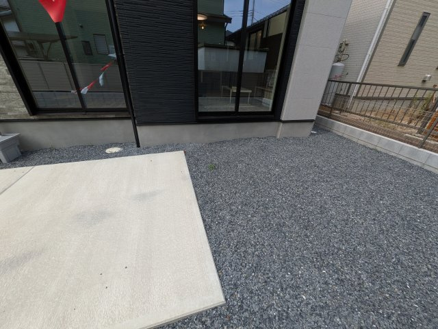 ひたちなか市東大島　1期　新築戸建ての庭|リビングに明るい光を届ける広々とした南庭。
お子様の遊び場やペットのスペースとしても最適です。
室内外で心地よい暮らしが叶います。