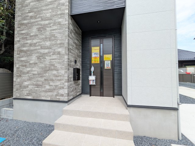 ひたちなか市東大島　1期　新築戸建ての玄関|お洒落な玄関ドアと洗練された外壁デザイン。家の顔にふさわしい上質な佇まいで、ご家族やお客様を迎えます。
