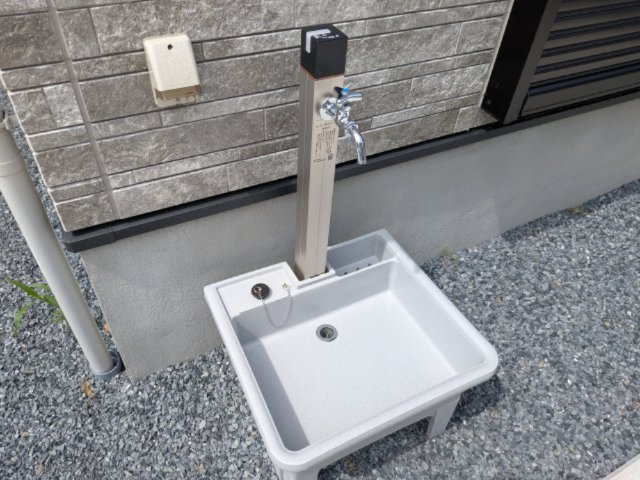ひたちなか市東大島　1期　新築戸建ての庭|ガーデニングや庭木への水やり、夏の水遊びにも便利な立水栓。外回りの掃除や洗車にも役立ち、快適な戸建て生活をサポート。