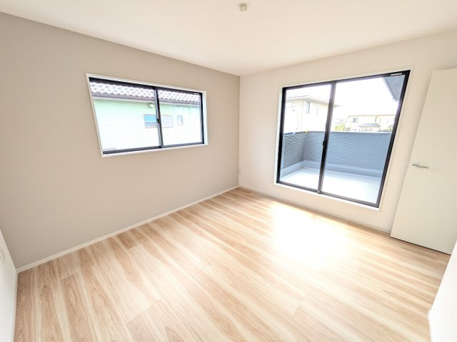 ひたちなか市東大島　1期　新築戸建ての洋室|バルコニーに面した２面採光で明るく開放的な洋室です。
デザイン性の高いアクセントクロスで、落ち着いた雰囲気を演出。収納力たっぷりのWIC完備で、室内をすっきりと保てます♪