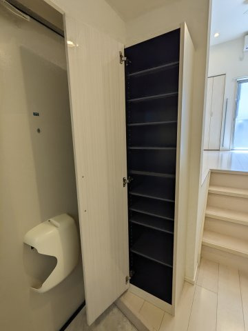 ハーモニーテラス栄生の玄関|101号室ｼｭｰｽﾞﾎﾞｯｸｽ