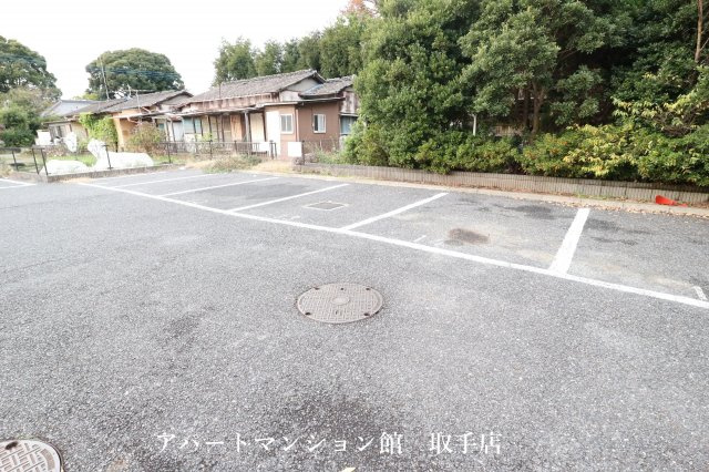 レオパレスシャイニーハイツＮの駐車場