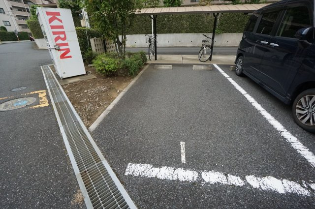 アルファタウン天王台の駐車場