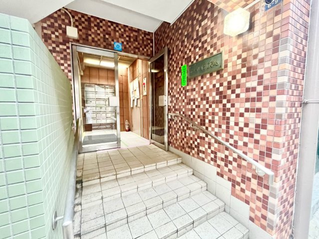 ニューハイツ大和のエントランス|9月内装リノベーション完了予定

現地ご見学希望・資料請求などお気軽にお問い合わせ下さい！
03-5990-5201
