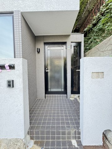 五毛通３丁目戸建の玄関