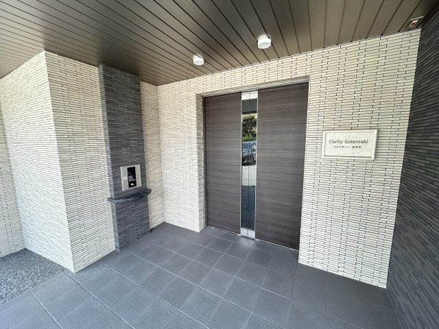 の賃貸マンションのエントランス
