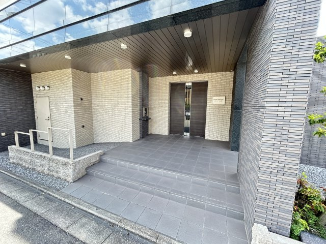 の賃貸マンションのエントランス