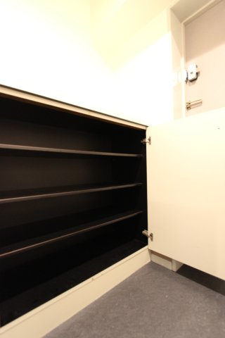 エスポワール竹越の玄関|収納もある玄関です