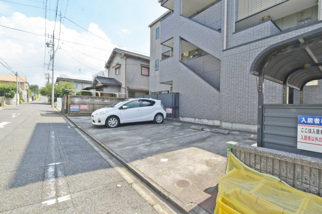 クオーレ前山（仲介手数料無料）の駐車場|車をお持ちの方に嬉しい駐車場付きの物件です