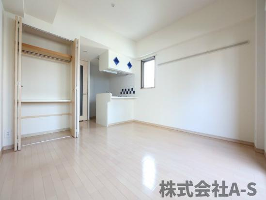 プレサンス新栄デコールの居間・リビング|同間取り画像使用
実際のお部屋と色などが異なる場合がございます。