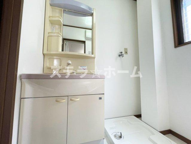 塚本5 中古戸建の独立洗面台|朝の身支度には欠かせない独立洗面化粧台