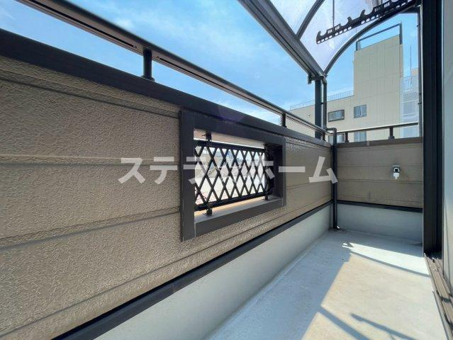 塚本5 中古戸建のバルコニー|お洗濯にも便利なバルコニー付き