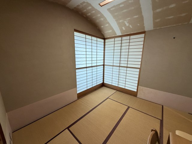 中古戸建　所沢下安松の和室|曲面天井とコーナー障子が美しい、落ち着きのある和の空間。

