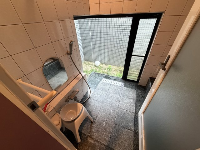 中古戸建　所沢下安松の浴室|一般の床とは一味違う浴室。
自然光を取り込み、緑を眺めながら優雅なバスタイムを楽しめます