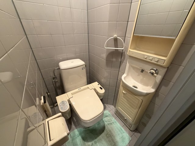 中古戸建　所沢下安松のトイレ|ウォシュレット、手洗い、小物入れの揃った使い勝手の良い手洗いスペース併設