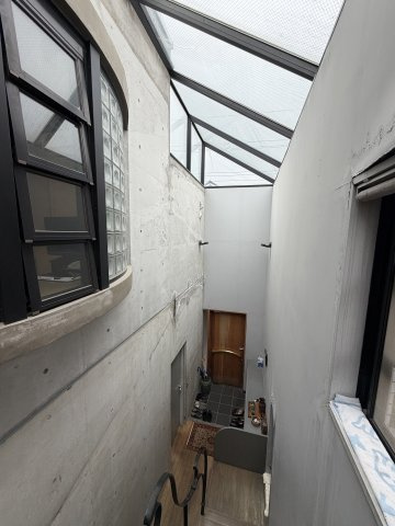 中古戸建　所沢下安松の内装|コンクリート打ち放しとガラスが描く、開放感あふれる吹抜けホール