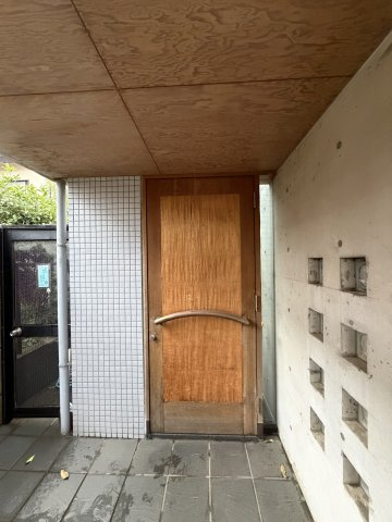 中古戸建　所沢下安松のその他|木とコンクリートが調和した、温かみと気品を感じさせるエントランス