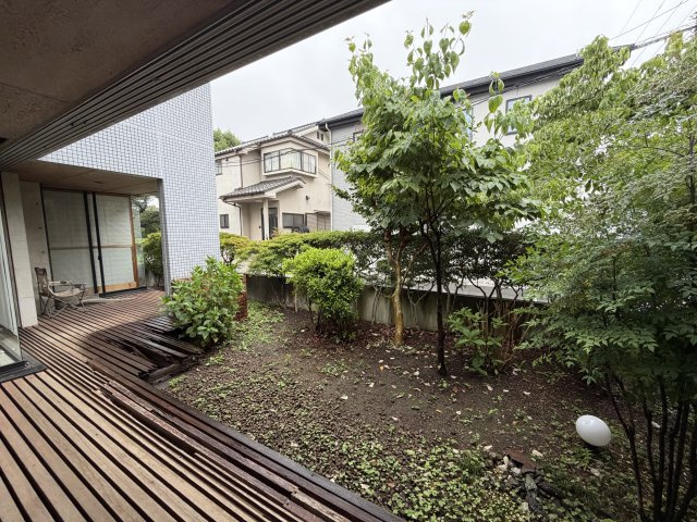 中古戸建　所沢下安松の庭|1階LDKから続く広々としたデッキスペース。豊かな植栽に囲まれ、四季の移ろいを感じながらプライベートな時間を過ごせます