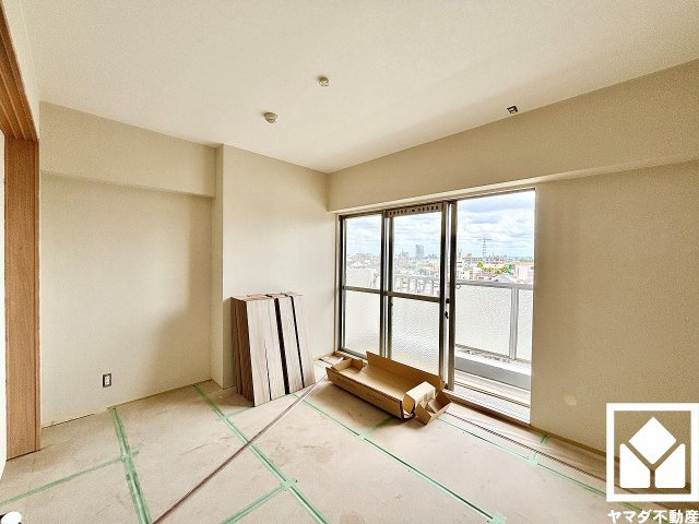 ルネ武庫川の洋室|約5帖の洋室です。バルコニーにつながるお部屋で、通風・陽当たり良好。（リフォーム中の写真です）