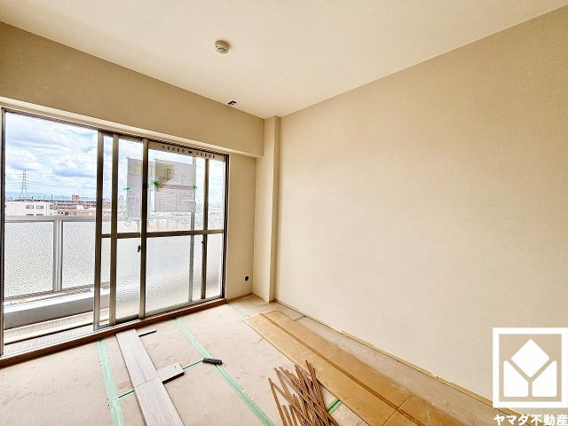 ルネ武庫川の子供部屋|約5.5帖の洋室です。お子様のお部屋などにも丁度良い広さです。独立したお部屋なのでプライベートな時間をゆったり過ごせそうです。（リフォーム中の写真です）