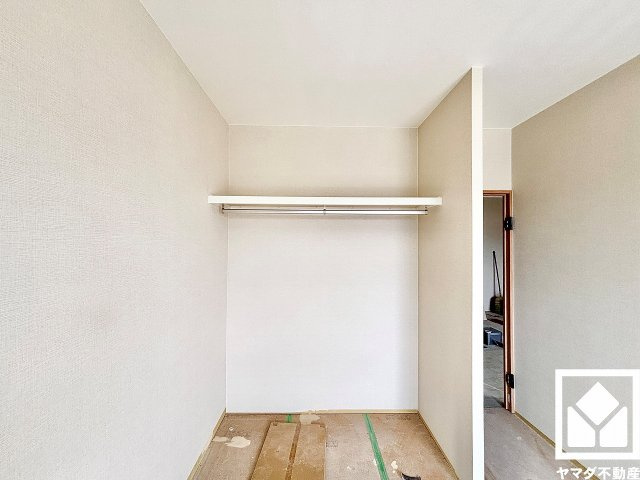 ルネ武庫川の収納|新たに家具を買わなくても良いので、ハンガーパイプ付きのクローゼットは嬉しいですね。枕棚付きで整理整頓がしやすい設計になっています。（リフォーム中の写真です）