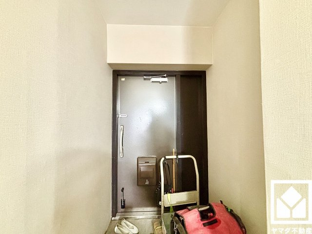 ルネ武庫川の玄関|シンプルで洗練された玄関スペース。帰るたびにホッとできる、心地よい住まいの入り口。（リフォーム中の写真です）
