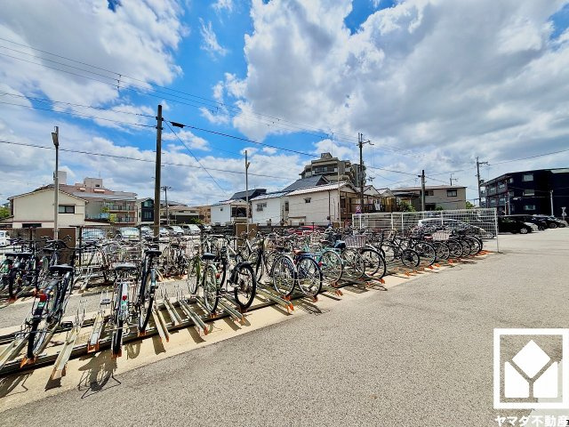 ルネ武庫川の駐輪場|サイクルラック付きの駐輪場を設置。スッキリ整理されて、自転車同士が接触・転倒しにくい設計です。バイク置き場もございます。